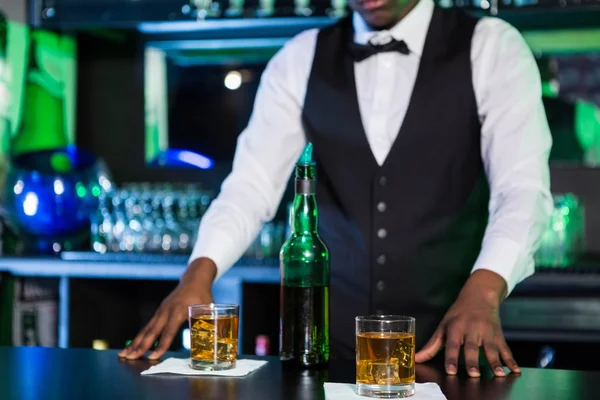 Δύο ποτήρια ουίσκι στο μπαρ μετρητή — Φωτογραφία Αρχείου