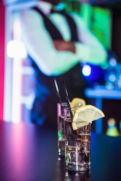 Dois copos de gin no balcão do bar — Fotografia de Stock