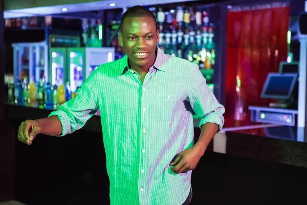 Hombre feliz bailando frente al mostrador del bar — Foto de Stock