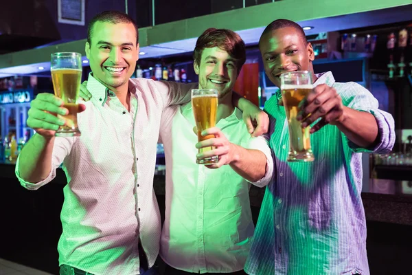 Мужчины позируют со стаканом пива — стоковое фото