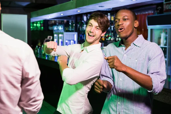 Uomini che ballano vicino al bancone del bar — Foto Stock