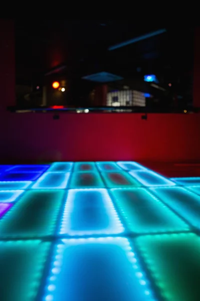 Azul e verde iluminado discoteca pista de dança — Fotografia de Stock