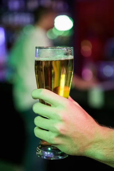 Close-up de homem segurando copo de cerveja — Fotografia de Stock