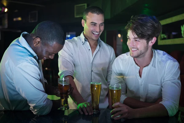 Hommes faisant la fête avec un verre de bière — Photo