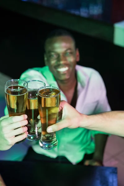 Män grillas med glas öl — Stockfoto