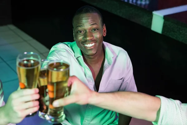 Людина підсмажує свою склянку пива — стокове фото