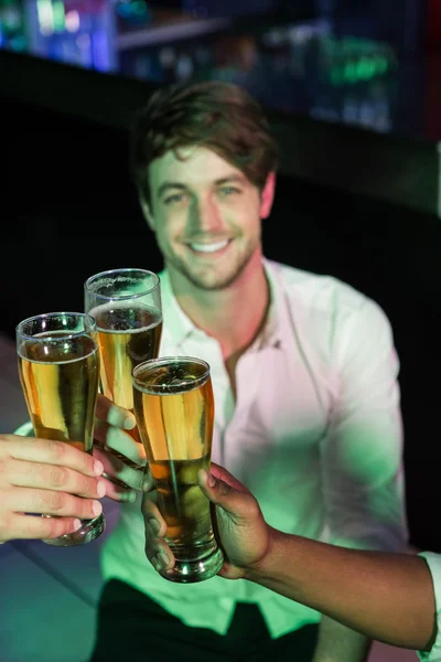 Mann stößt auf sein Glas Bier an — Stockfoto