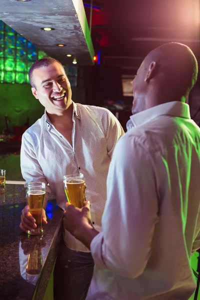 Twee mannen met biertje bij bar — Stockfoto