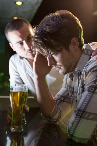 Uomo confortante il suo amico depresso — Foto Stock