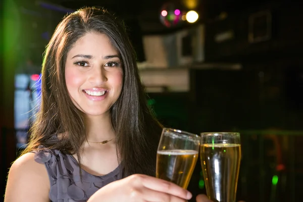 Bela mulher brindar seu copo de cerveja — Fotografia de Stock