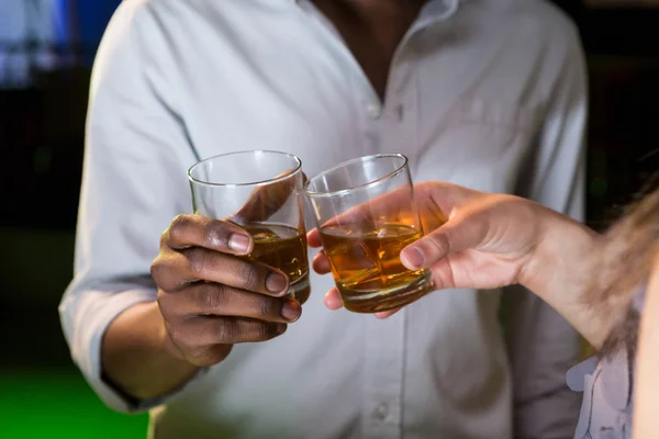 Paar roosteren hun whisky glazen — Stockfoto