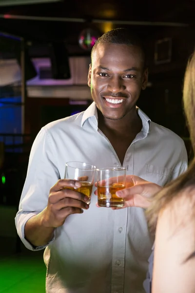 Porträt eines Mannes beim Anstoßen auf sein Whisky-Glas — Stockfoto