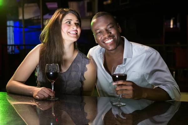 赤ワインをしながら笑顔のカップル — ストック写真