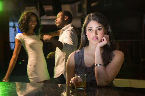 Mujer infeliz sentado en el mostrador del bar —  Fotos de Stock