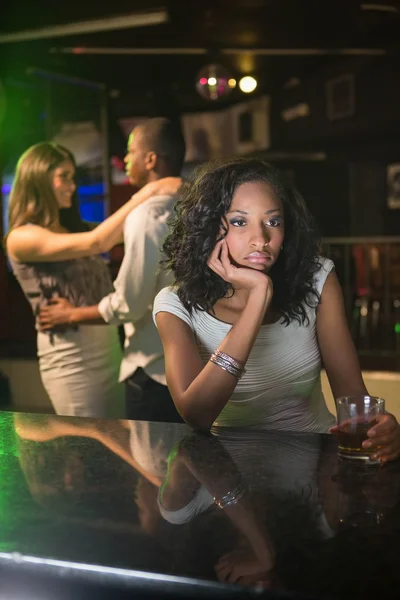 Oturan kadın bar — Stok fotoğraf