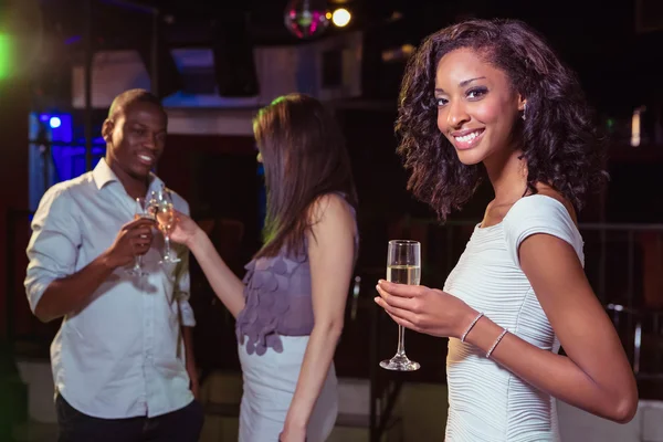 Jovem mulher tomando champanhe — Fotografia de Stock