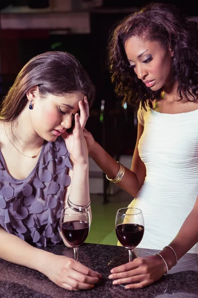 Женщина выпивает и успокаивает свою депрессивную подругу — стоковое фото