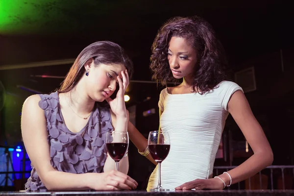 Mujer tomando bebidas y consolando a su amigo deprimido — Foto de Stock