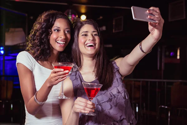 Jeunes femmes prenant un selfie tout en buvant un cocktail — Photo