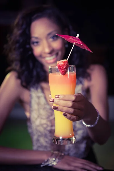Jeune femme offrant un cocktail au comptoir du bar — Photo