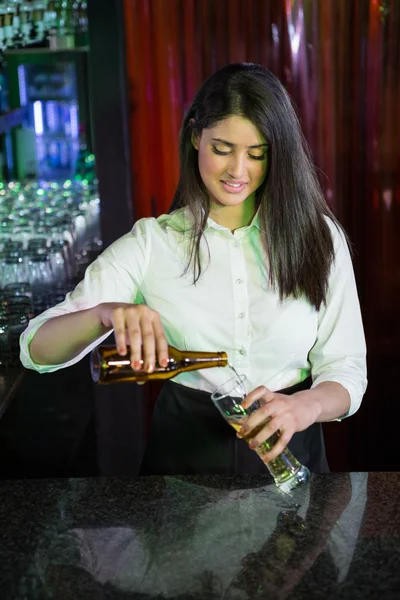 Bonito barman preparando uma bebida no balcão do bar — Fotografia de Stock