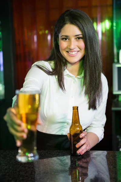 Porträtt av söt bartender serverar öl på bardisk — Stockfoto