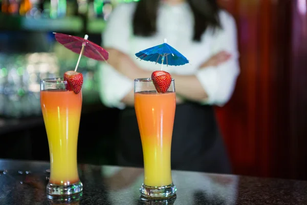 Dos vasos de cóctel listos para servir en el mostrador del bar —  Fotos de Stock