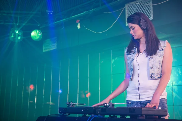 Flot kvindelig DJ spiller musik - Stock-foto