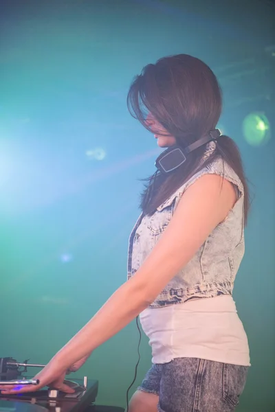 DJ féminin jouant de la musique — Photo