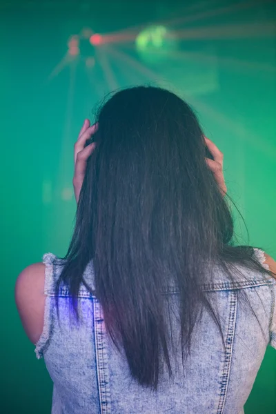 DJ-женщина слушает музыку на наушниках — стоковое фото