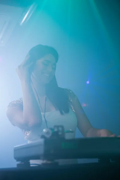 DJ wanita cantik memainkan musik — Stok Foto