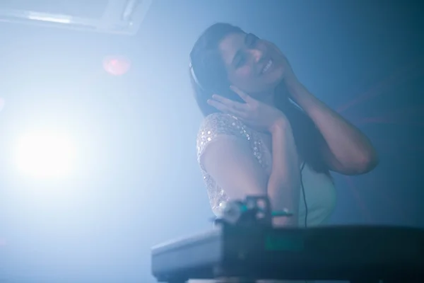 Muito feminina DJ tocando música — Fotografia de Stock