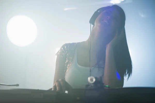 Hübscher weiblicher DJ spielt Musik — Stockfoto