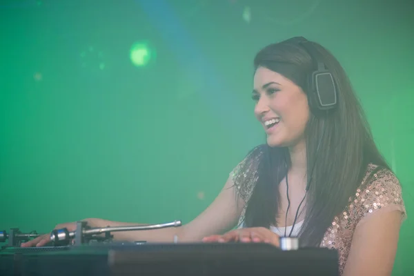 Bastante femenina DJ reproducción de música — Foto de Stock