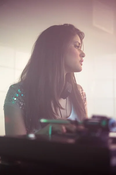 Hübscher weiblicher DJ schaut Publikum beim Musizieren an — Stockfoto