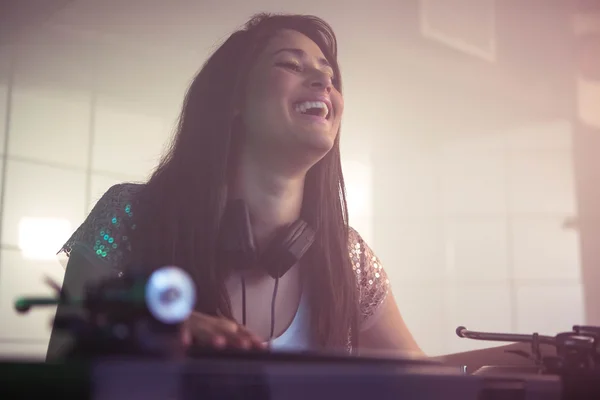 Flot kvindelig DJ spiller musik - Stock-foto
