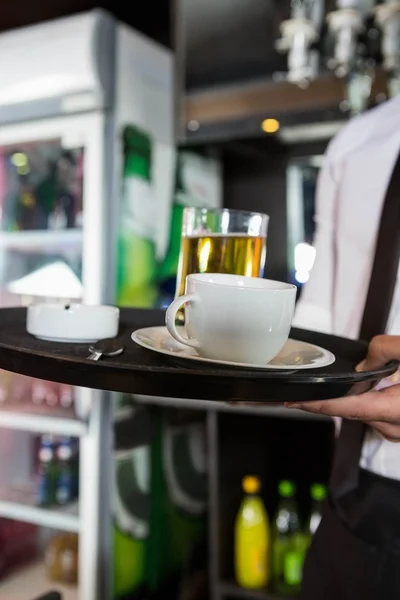 Barman servindo uísque e uma xícara de café — Fotografia de Stock