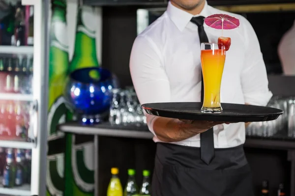Seção intermediária do bartender que serve coquetel — Fotografia de Stock