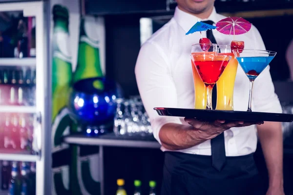 Mid section of bartender serving cocktail and martini — Stock Photo, Image