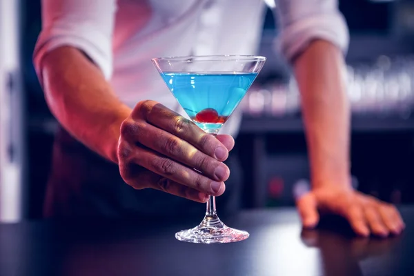 Bartender serving a blue martini — Stock Photo, Image