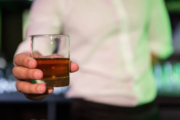 Barman serveert een glas whiskey — Stockfoto