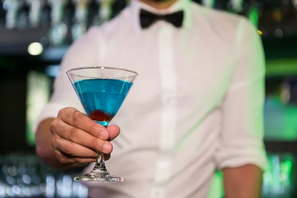 Bartender serving a blue martini — Stock Photo, Image