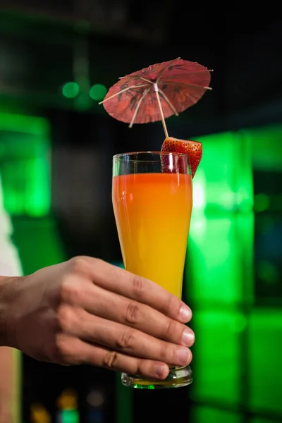 Barman serveert een glas van cocktail — Stockfoto