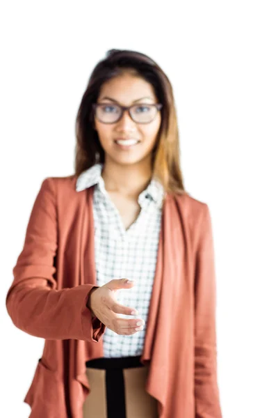 Empresária sorridente oferecendo um aperto de mão — Fotografia de Stock