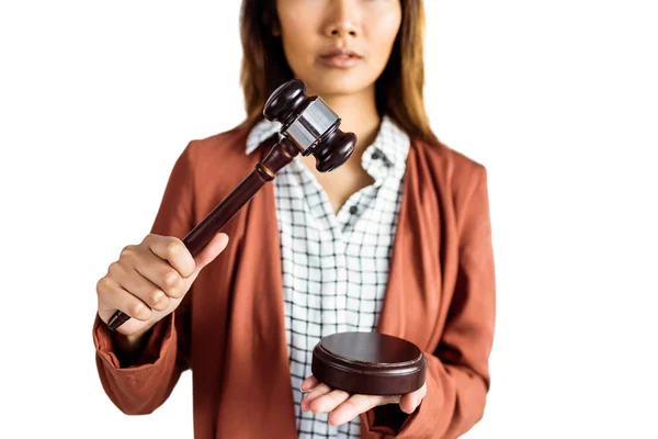 Geschäftsfrau hämmert einen Gesetzeshammer auf den Hammer — Stockfoto