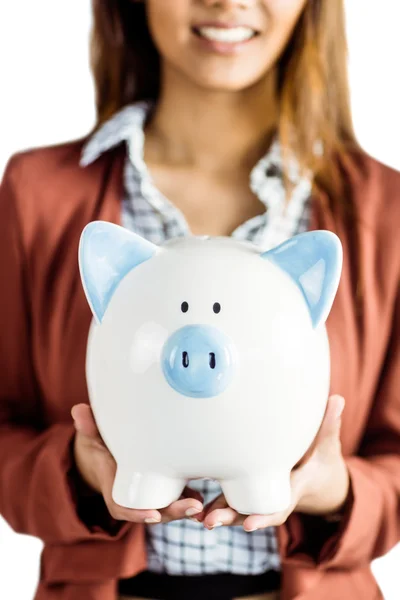 Empresária segurando um banco porquinho — Fotografia de Stock