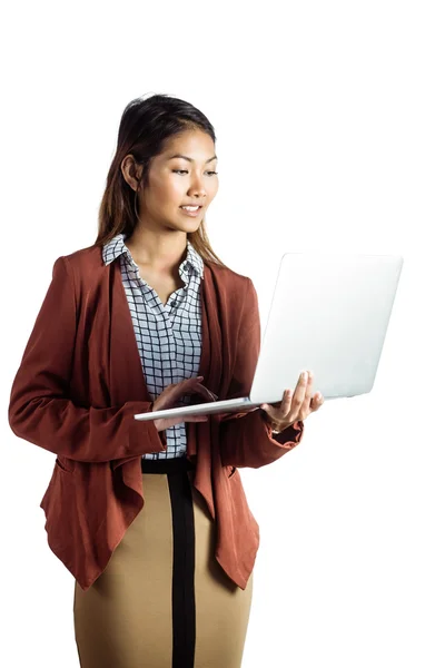 Mujer de negocios sonriente usando laptop —  Fotos de Stock