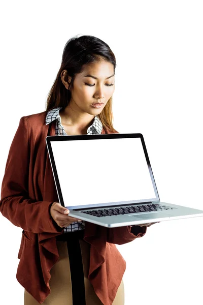 Mosolygó üzletasszony mutatja a laptop — Stock Fotó