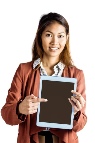 Glimlachende zakenvrouw wijzen een tablet — Stockfoto