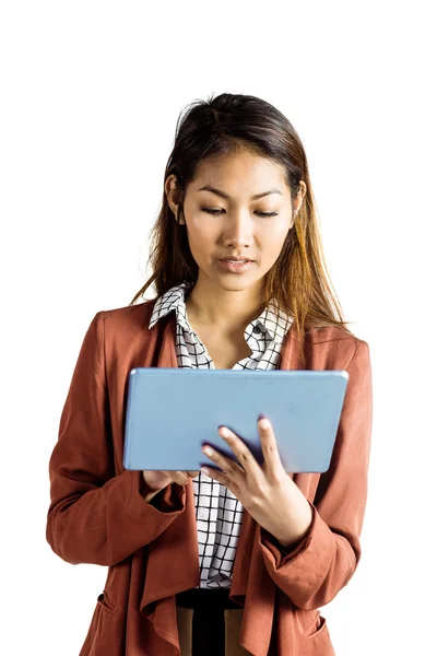 Glimlachende zakenvrouw met behulp van een Tablet PC — Stockfoto